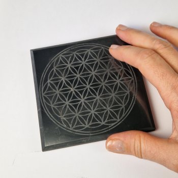 Piastrella quadrata di Shungite con incisione Fiore della vita | 10 cm